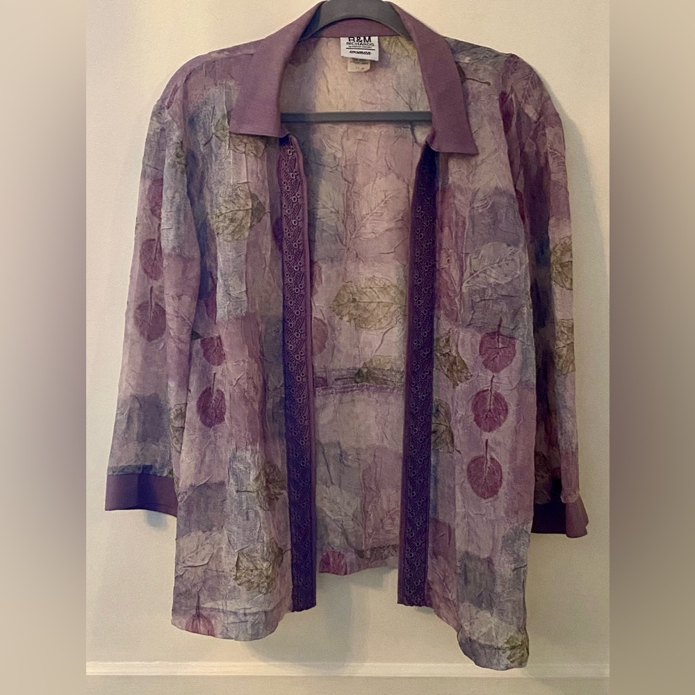 R&M Richards Women’s sheer open front top floral print. Size medium.